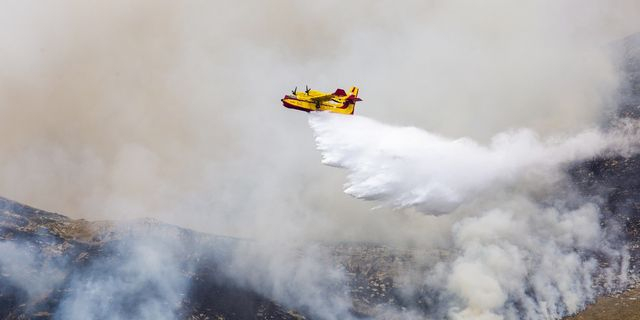 Φωτιά στο Ξυλόκαστρο – Επιχειρούν ισχυρές επίγειες δυνάμεις