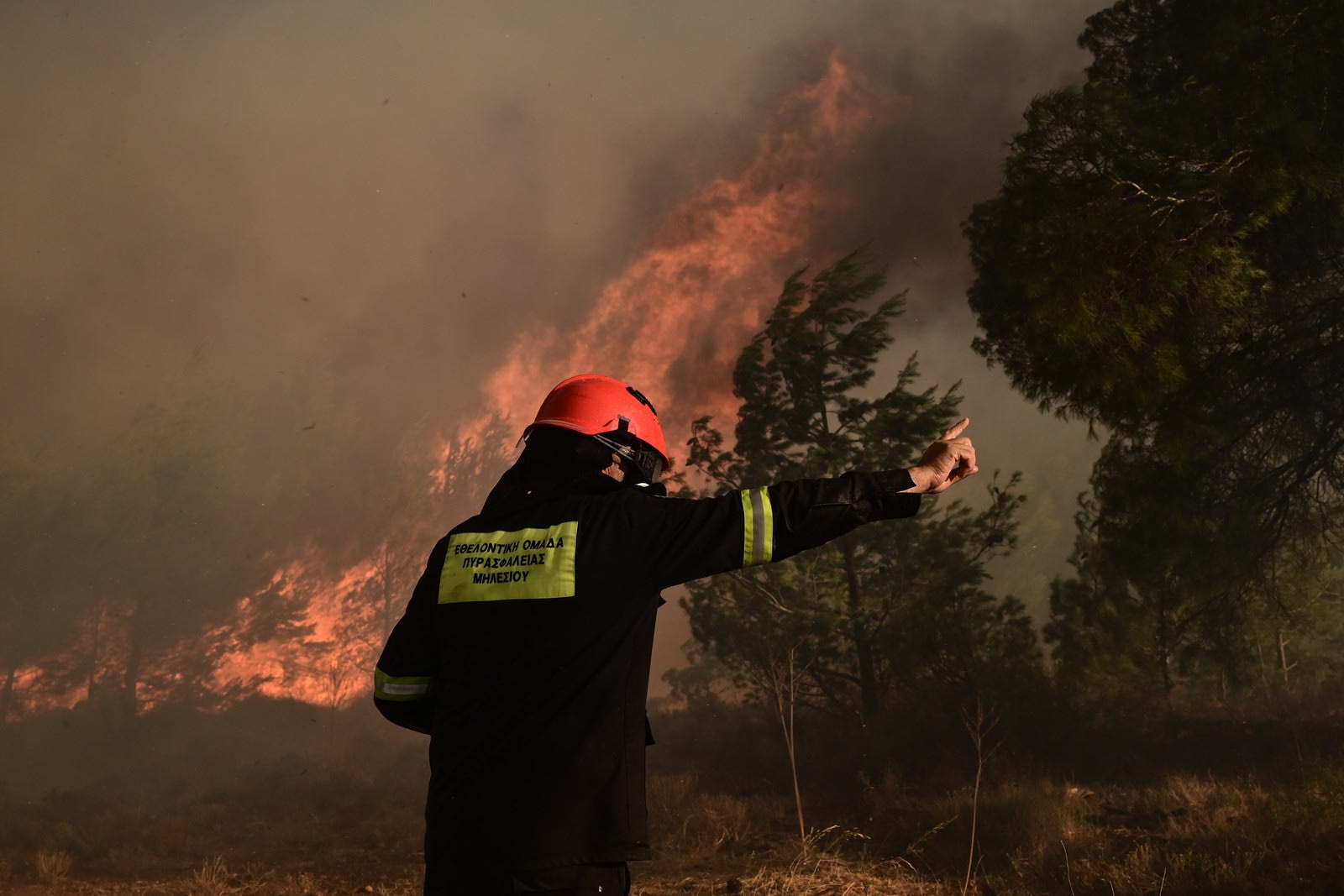 Μεγάλη φωτιά στην Κερατέα ανάμεσα σε σπίτια