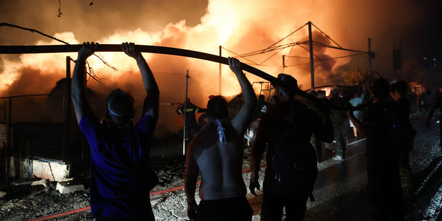 Εθελοντές προσπαθούν να σβήσουν εστία φωτιάς στα Βριλήσσια