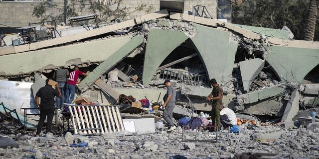 Παλαιστίνιοι ψάχνουν για επιζώντες μετά από ισραηλινό βομβαρδισμό στη Γάζα
