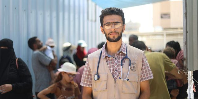 Παιδίατρος DR. Youssef Salaf Al-Farra στην ιατρική κλινική, Al Mawasi, Khan Younis, Γάζα