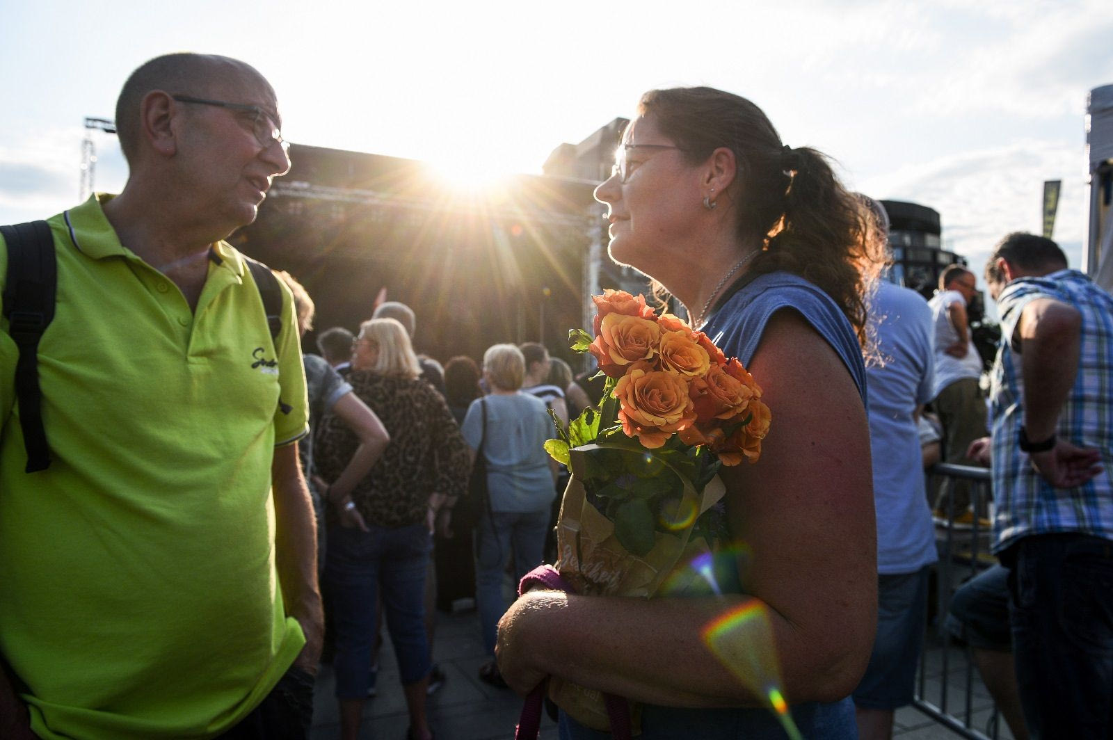 Άτομα παρακολουθούν επιμνημόσυνη δέηση στο κέντρο της πόλης κοντά στο σημείο της επίθεσης με μαχαίρι στο Σόλινγκεν της Γερμανίας