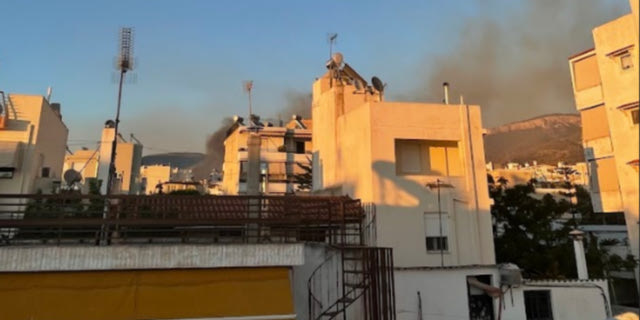 Υπό έλεγχο η φωτιά στη Γλυφάδα – Για εμπρησμό μιλά ο δήμαρχος