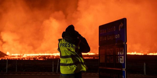 Φωτορεπόρτερ καταγράφουν τις εντυπωσιακές εικόνες από την έκρηξη του ηφαιστείου