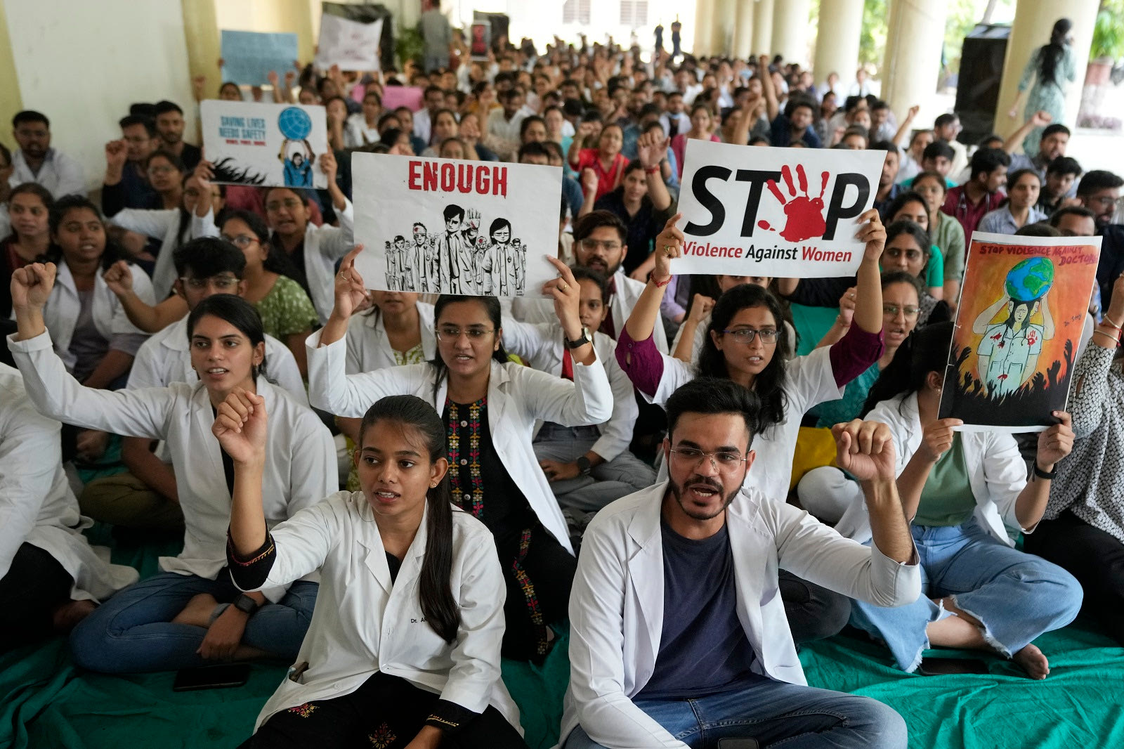 Οι επαγγελματίες υγείας στην Ινδία απεργούν σε ένδειξη διαμαρτυρίας για τον βιασμό και τη δολοφονία νεαρής γιατρού.