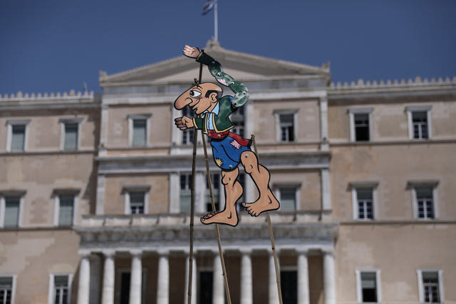 Τι λες ρε Καραγκιόζη 183 χρόνια μετά