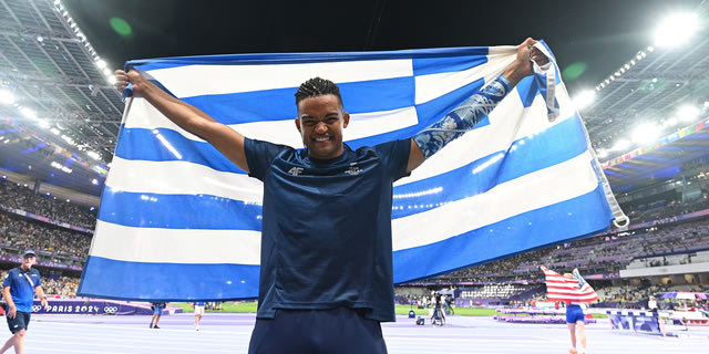 Ο Εμμανουήλ Καραλής με την ελληνική σημαία