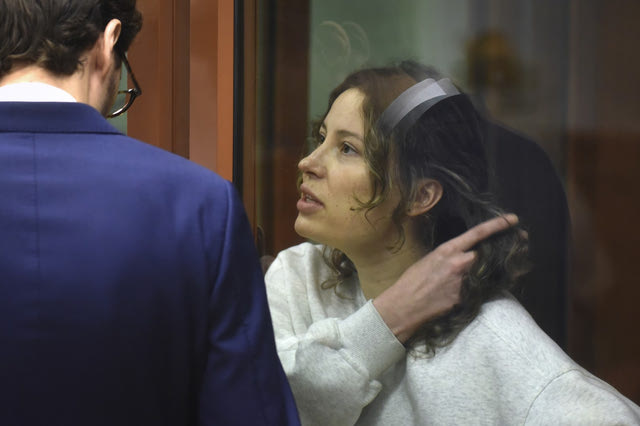 H Ksenia Karelina μιλά με τον δικηγόρο της κατά τη διάρκεια της δίκης