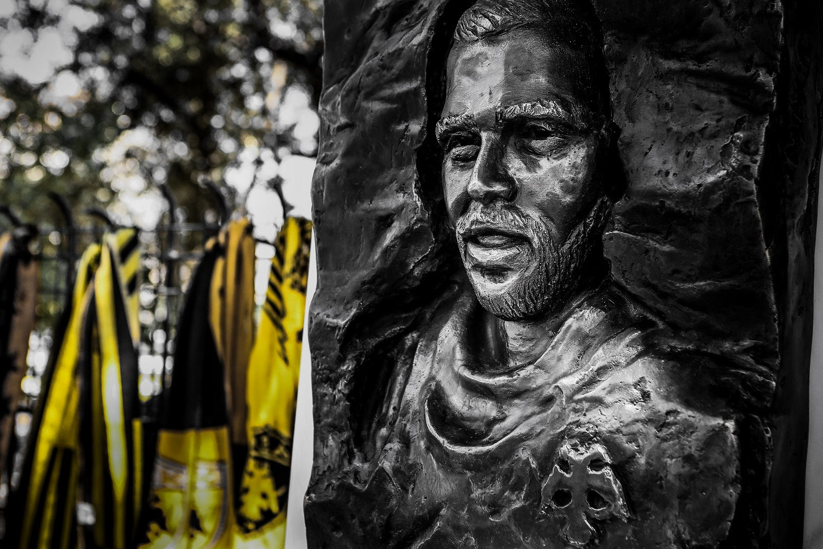 ΜΝΗΜΕΙΟ ΓΙΑ ΤΟΝ ΜΙΧΑΛΗ ΚΑΤΣΟΥΡΗ ΤΟΥ ΦΙΛΟΥ ΤΗΣ ΑΕΚ ΕΚΕΙ ΟΠΟΥ ΔΟΛΟΦΟΝΗΘΗΚΕ ΤΑ ΞΗΜΕΡΩΜΑΤΑ ΤΗΣ 8ης ΑΥΓΟΥΣΤΟΥ 2023 ΑΠΟ ΚΡΟΑΤΕΣ ΟΠΑΔΟΥΣ ΕΞΩ ΑΠΟ ΤΟ ΓΗΠΕΔΟ ΟΠΑΠ ΑΡΕΝΑ