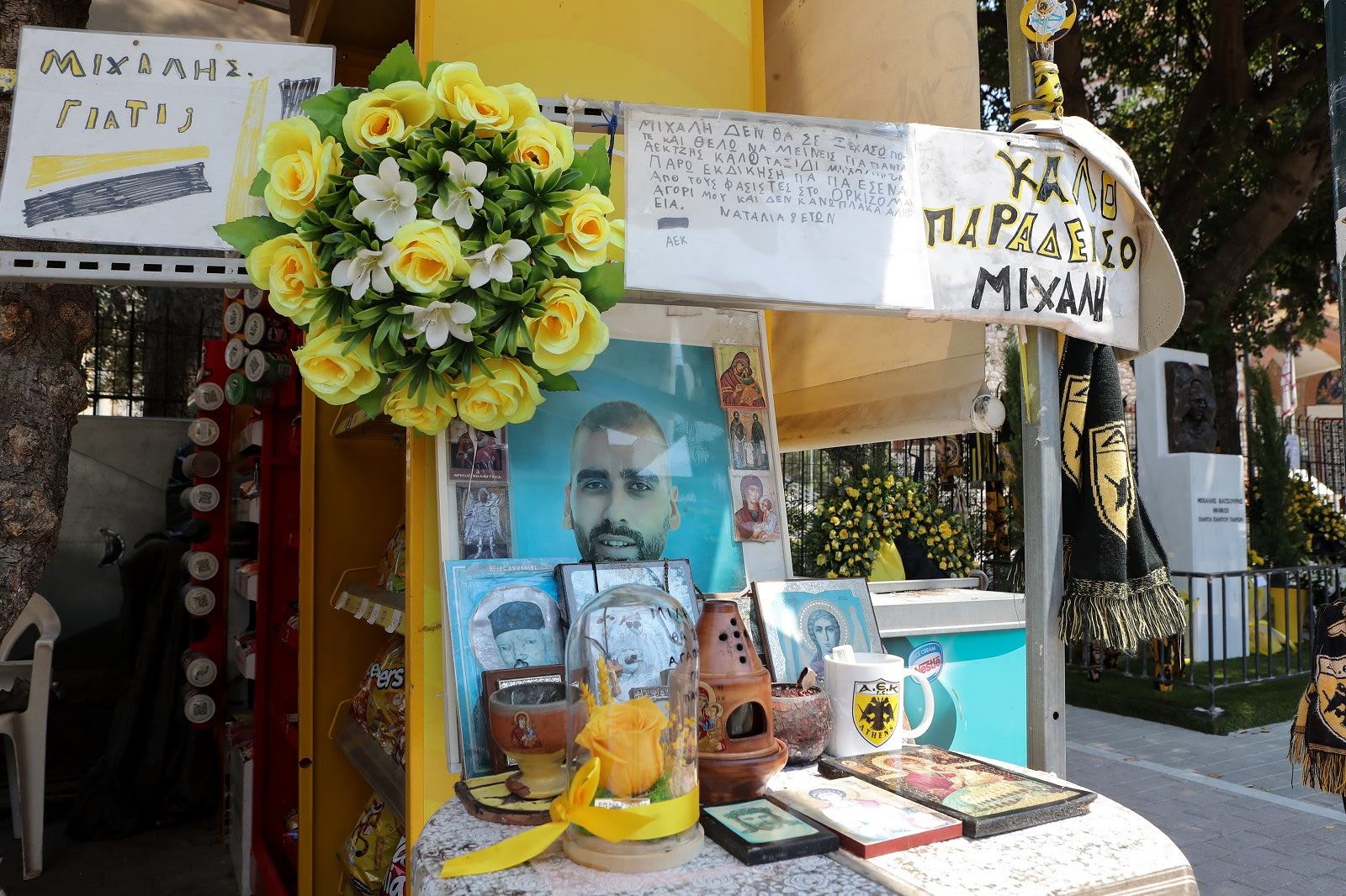 ΜΝΗΜΕΙΟ ΓΙΑ ΤΟΝ ΜΙΧΑΛΗ ΚΑΤΣΟΥΡΗ ΤΟΥ ΦΙΛΟΥ ΤΗΣ ΑΕΚ ΕΚΕΙ ΟΠΟΥ ΔΟΛΟΦΟΝΗΘΗΚΕ ΤΑ ΞΗΜΕΡΩΜΑΤΑ ΤΗΣ 8ης ΑΥΓΟΥΣΤΟΥ 2023 ΑΠΟ ΚΡΟΑΤΕΣ ΟΠΑΔΟΥΣ ΕΞΩ ΑΠΟ ΤΟ ΓΗΠΕΔΟ ΟΠΑΠ ΑΡΕΝΑ