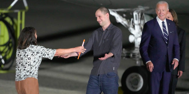 Ο δημοσιογράφος Έβαν Γκέρσκοβιτς αγκαλιάζει τη μητέρα του, παρουσία των Μπάιντεν - Χάρις