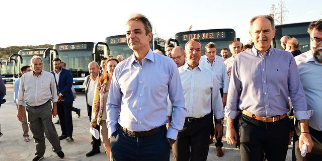 Επίσκεψη Κυριάκου Μητσοτάκη στο αμαξοστάσιο των νέων λεωφορείων των περιαστικών διαδρομών του ΟΑΣΑ.