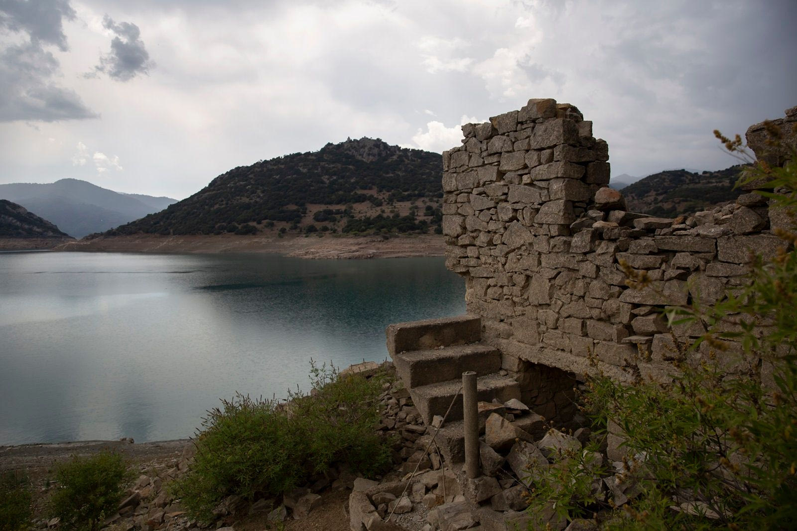 Σπίτια και κτίρια του βυθισμένου χωριού Κάλλιου