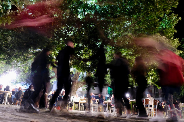 Χορός σε γλέντι. Εικόνα αρχείου