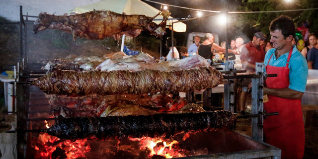 Ψήσιμο κρεατικών σε πανηγύρι