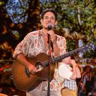 Ο Πάνος Βλάχος βγήκε στην Ερμού με την κιθάρα του και τραγούδησε για καλό σκοπό