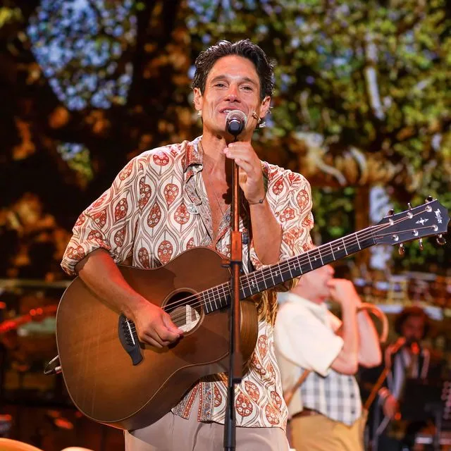 Ο Πάνος Βλάχος βγήκε στην Ερμού με την κιθάρα του και τραγούδησε για καλό σκοπό