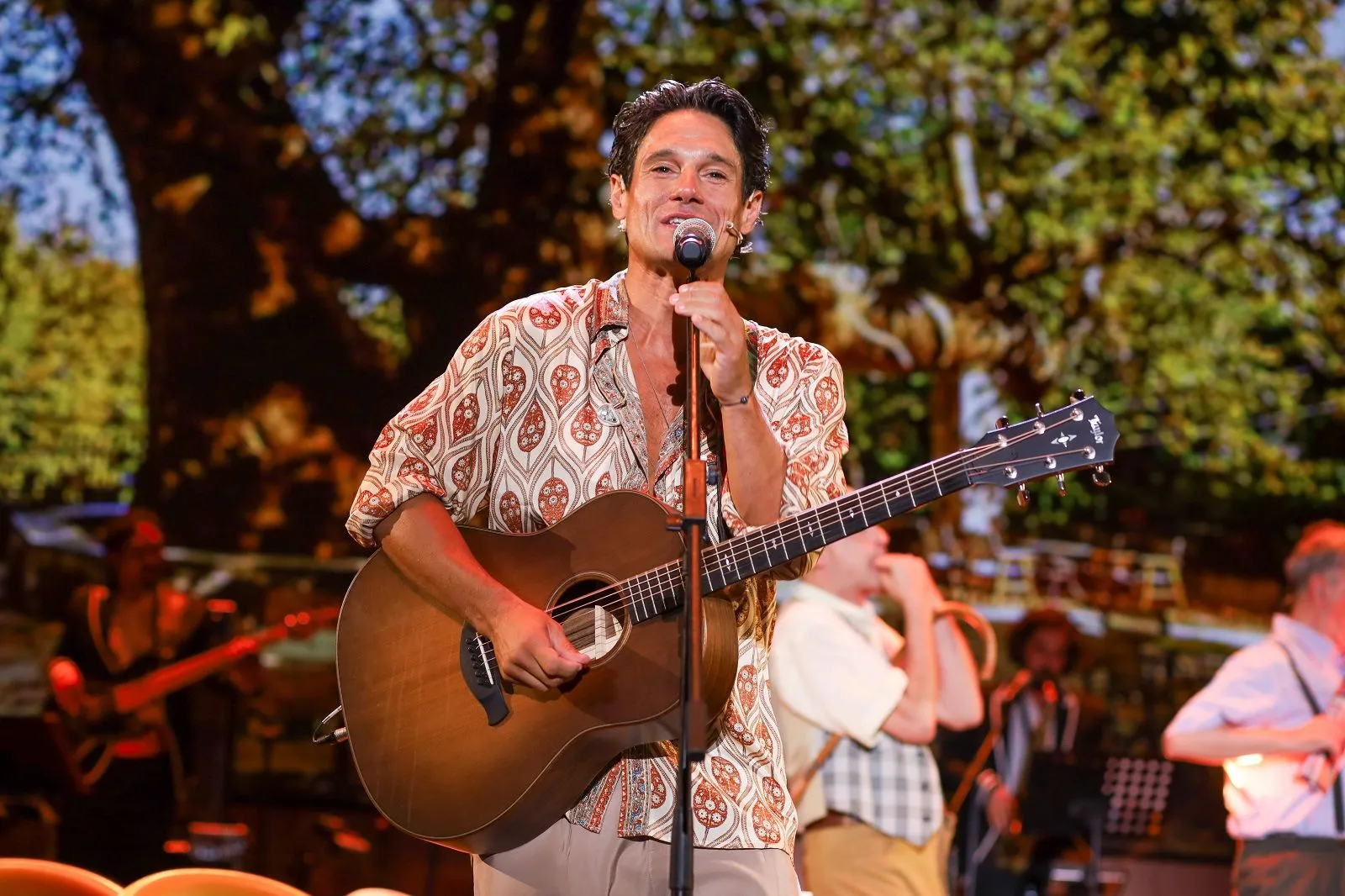 Ο Πάνος Βλάχος βγήκε στην Ερμού με την κιθάρα του και τραγούδησε για καλό σκοπό