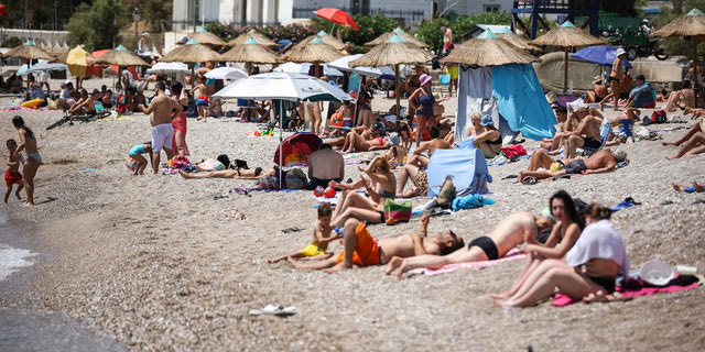 Σε παραλίες και κρεαταγορές δίνει τη θερινή “μάχη της καθημερινότητας” η κυβέρνηση