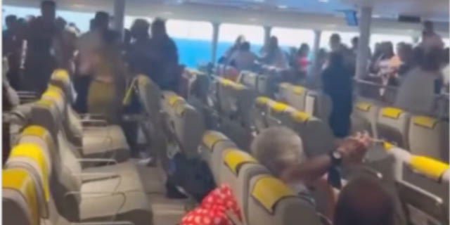 Kαρέ – καρέ η άγρια συμπλοκή σε πλοίο από Τήνο προς Ραφήνα