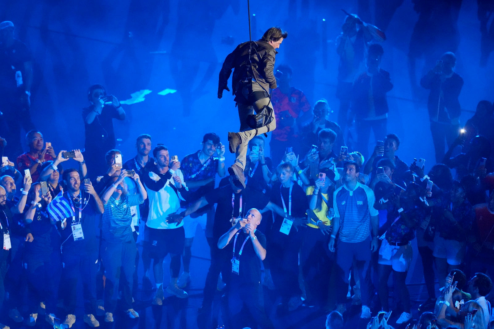 Ο "ιπτάμενος" Τομ Κρουζ στην τελετή λήξης των Ολυμπιακών Αγώνων