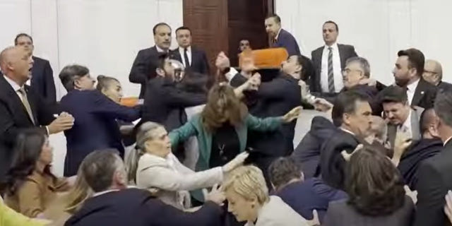 Τουρκία: Άγριος καβγάς με γροθιές στην Εθνοσυνέλευση – Τραυματίστηκαν βουλευτές