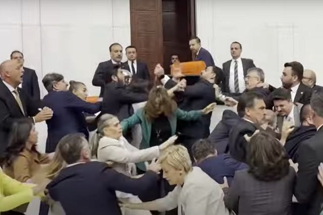 Τουρκία: Άγριος καβγάς με γροθιές στην Εθνοσυνέλευση – Τραυματίστηκαν βουλευτές