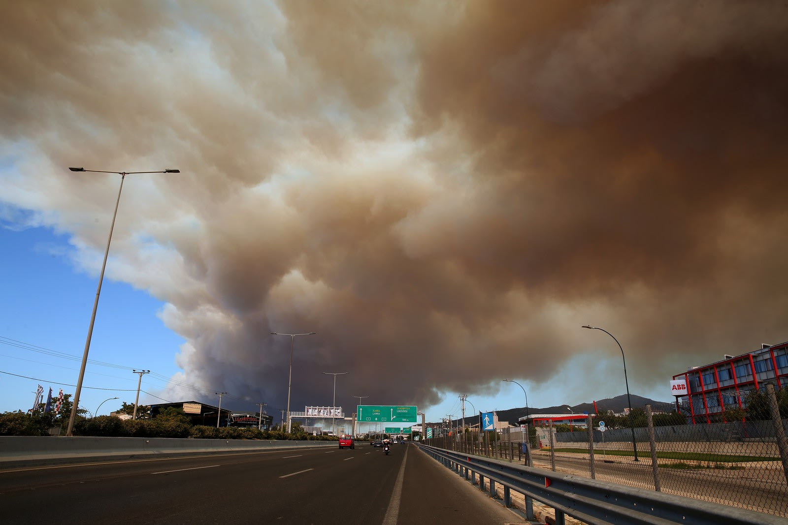 Πυκνό σύννεφο καπνού, όπως διακρίνεται από την Εθνική οδό, έχει σκεπάσει τον ουρανό της Αττικής, από την μεγάλη φωτιά που ξέσπασε στον Βαρνάβα Αττικής, Κυριακή 11 Αυγούστου 2024. Σε εξέλιξη βρίσκεται πυρκαγιά που εκδηλώθηκε σε αγροτοδασική έκταση στον Βαρνάβα Αττικής.