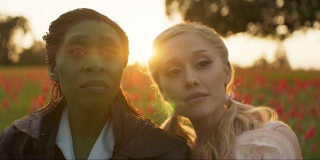 “Wicked”: Η φιλία της Αριάνα Γκράντε και της Σίνθια Ερίβο “αψηφά τη βαρύτητα” στο νέο backstage βίντεο