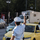 Τροχονόμος ρυθμίζει την κυκλοφορία στο κέντρο της Αθήνας, Πέμπτη 21 Σεπτεμβρίου 2023.