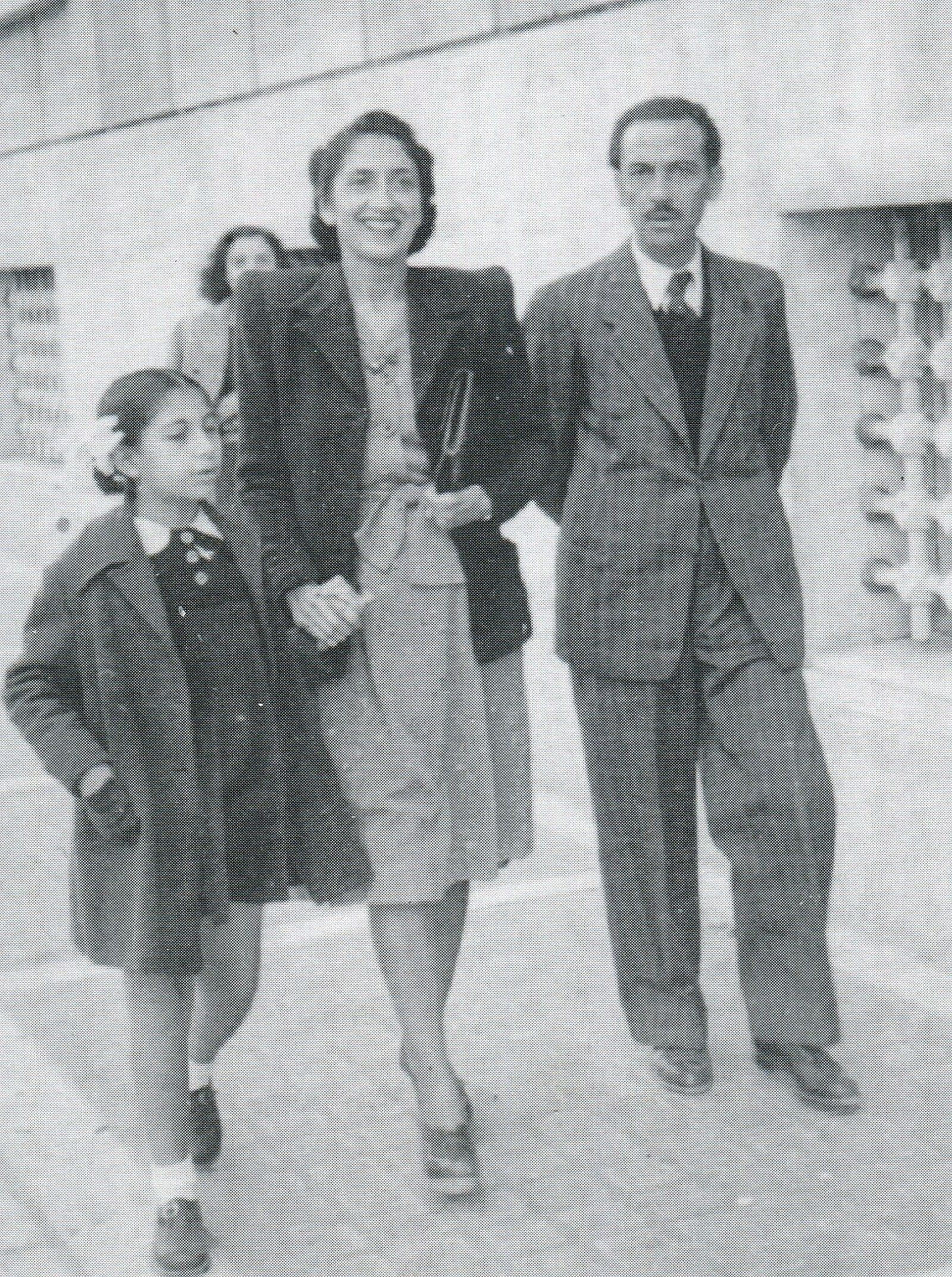 Ο Ερρίκος Σεβίλλια, η σύζυγός του Ραχήλ και η κόρη τους Λίζα στην οδό Πανεπιστημίου το 1946