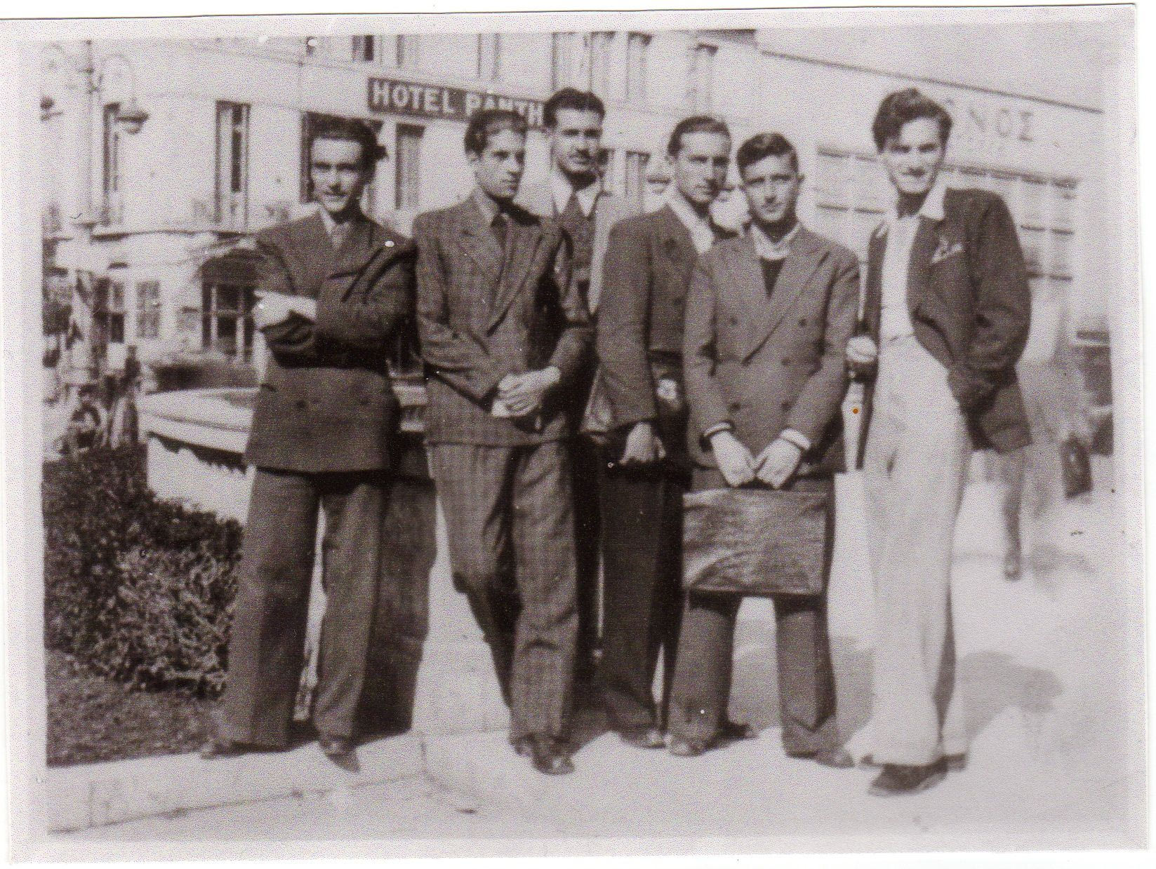 Σπουδαστές του Πολυτεχνείου, μέλη της ΕΠΟΝ, στην πλατεία Ομονοίας το 1943. Από δεξιά ο μετέπειτα γνωστός μουσικός Ιάννης Ξενάκης, ο Φοίβος Τσέκερης, ο Αύγουστος Κατσαδήμας, ο Φαίδωνας Αντωνόπουλος, ο οποίος πέθανε στα κρατητήρια της Ειδικής Ασφάλειας από βασανιστήρια στις 31-5-1944, ο Τάκης Μαυρουδής και άγνωστος