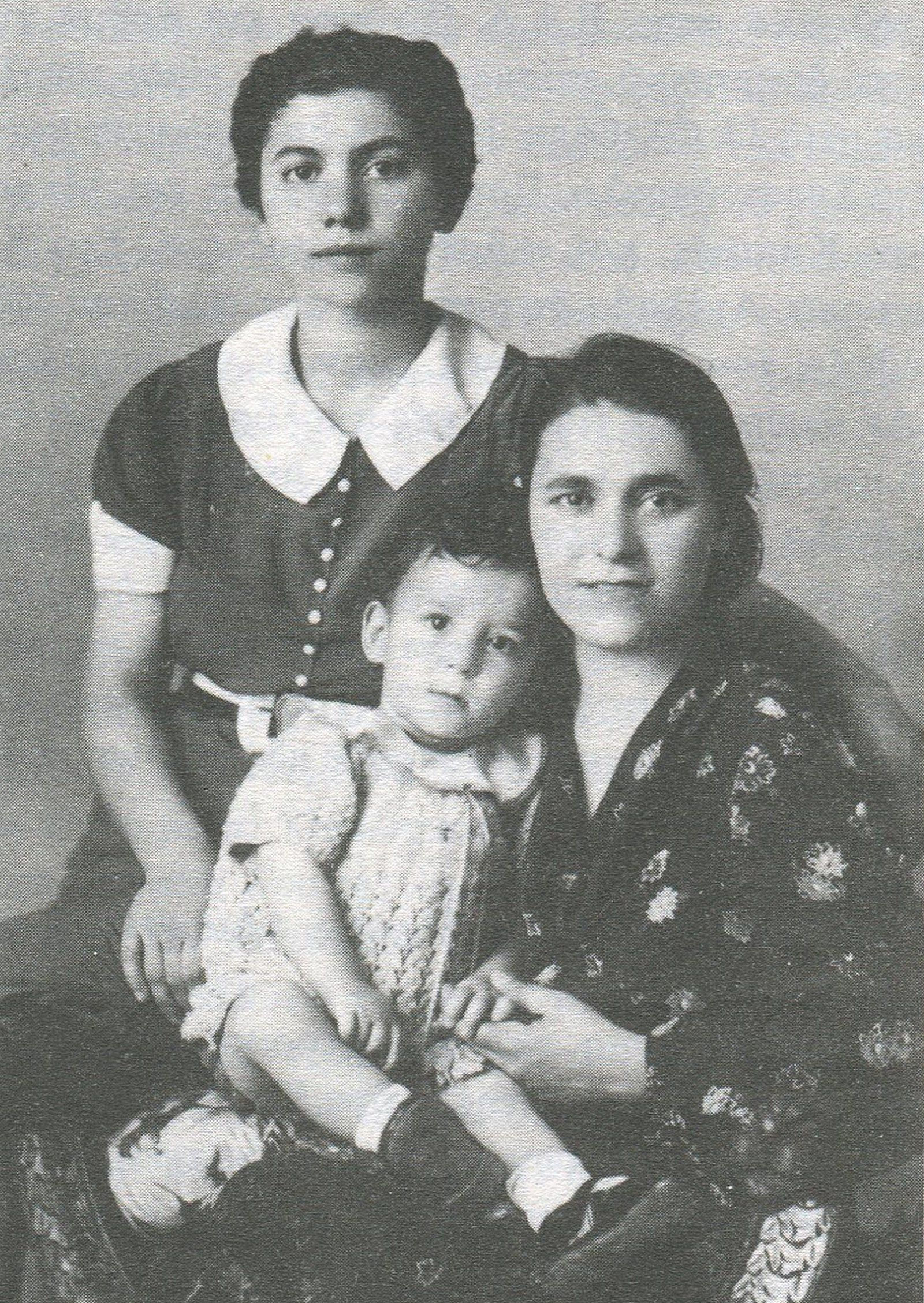 Η φωτογραφία που βρέθηκε στο σακάκι του Κώστα Τσίρκα μετά την εκτέλεσή του. Σε αυτή απεικονίζονται η σύζυγός του Κατίνα, ο γιος του Γιώργος και η μητέρα του Βάσω