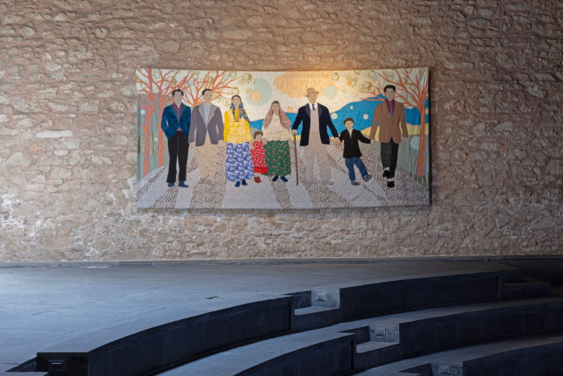 Małgorzata Mirga-Tas Maria’s Romani Family, 2022 Ύφασμα, ακρυλικό 240 × 460 εκ. Ευγενική παραχώρηση η καλλιτέχνης και Frith Street Gallery, Λονδίνο, Foksal Gallery Foundation, Warsaw και Karma International, Ζυρίχη 