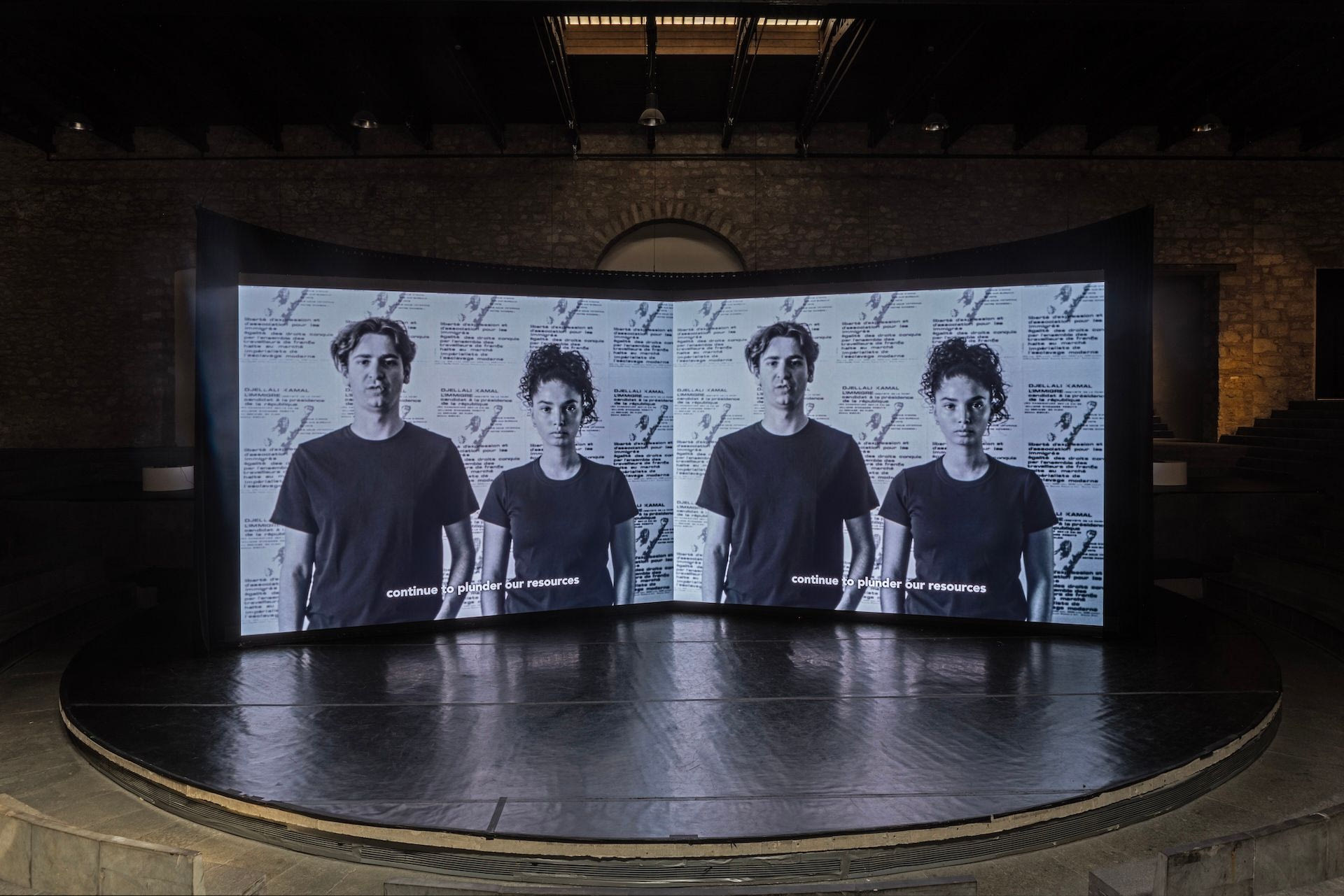 Bouchra Khalili The Circle: The Circle, 2023 Συγχρονισμένη προβολή δύο καναλιών Βίντεο και 16mm ασπρόμαυρο φίλμ που μεταφέρθηκε σε βίντεο, ήχος, ασπρόμαυρο και έγχρωμο Διαστάσεις μεταβλητές Διάρκεια 56:33 Ευγενική παραχώρηση η καλλιτέχνης και mor Charpentier Έργο κατ’ ανάθεση των Sharjah Art Foundation, Luma Foundation και MACBA, Βαρκελώνη 