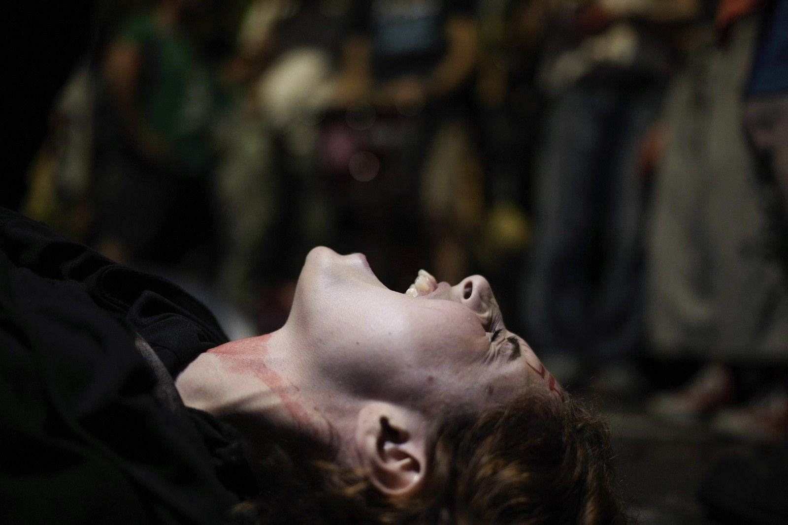 Διαδηλώτρια φωνάζει για κατάπαυση του πυρός και απελευθέρωση ομήρων