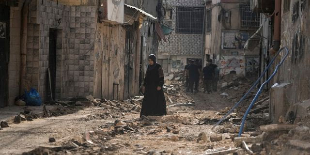 Παλαιστίνιοι σε κατεστραμμένο δρόμο μετά από ισραηλινή στρατιωτική επιχείρηση στην πόλη Τζενίν της Δυτικής Όχθης