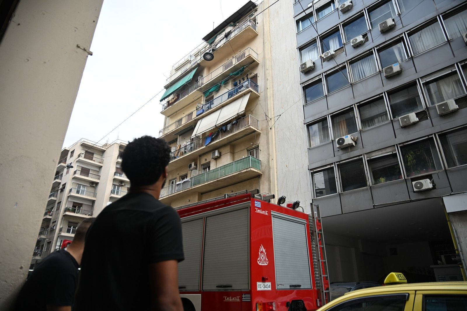 Άνδρας σε κατάσταση αμόκ απειλεί να ανατινάξει πολυκατοικία στο κέντρο της Αθήνας στην οδό Αχαρνών