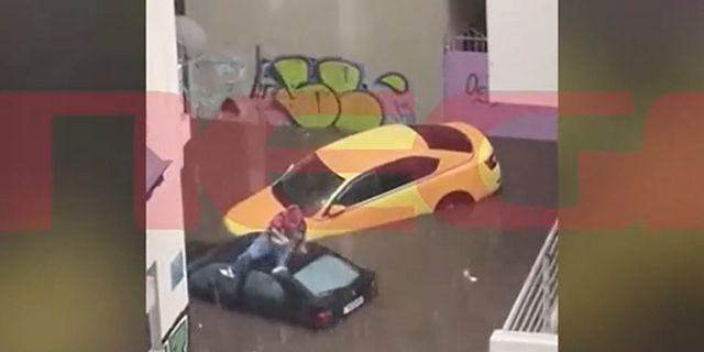 Κακοκαιρία Atena – Αμπελόκηποι: Ζευγάρι ανέβηκε στην οροφή αυτοκινήτου για να σωθεί από τα ορμητικά νερά