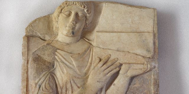 Τμήμα μαρμάρινης επιτύμβιας στήλης, ύψους 0,55μ. και πλάτους 0,60μ. Αρχές 4ου αι. π.Χ..j