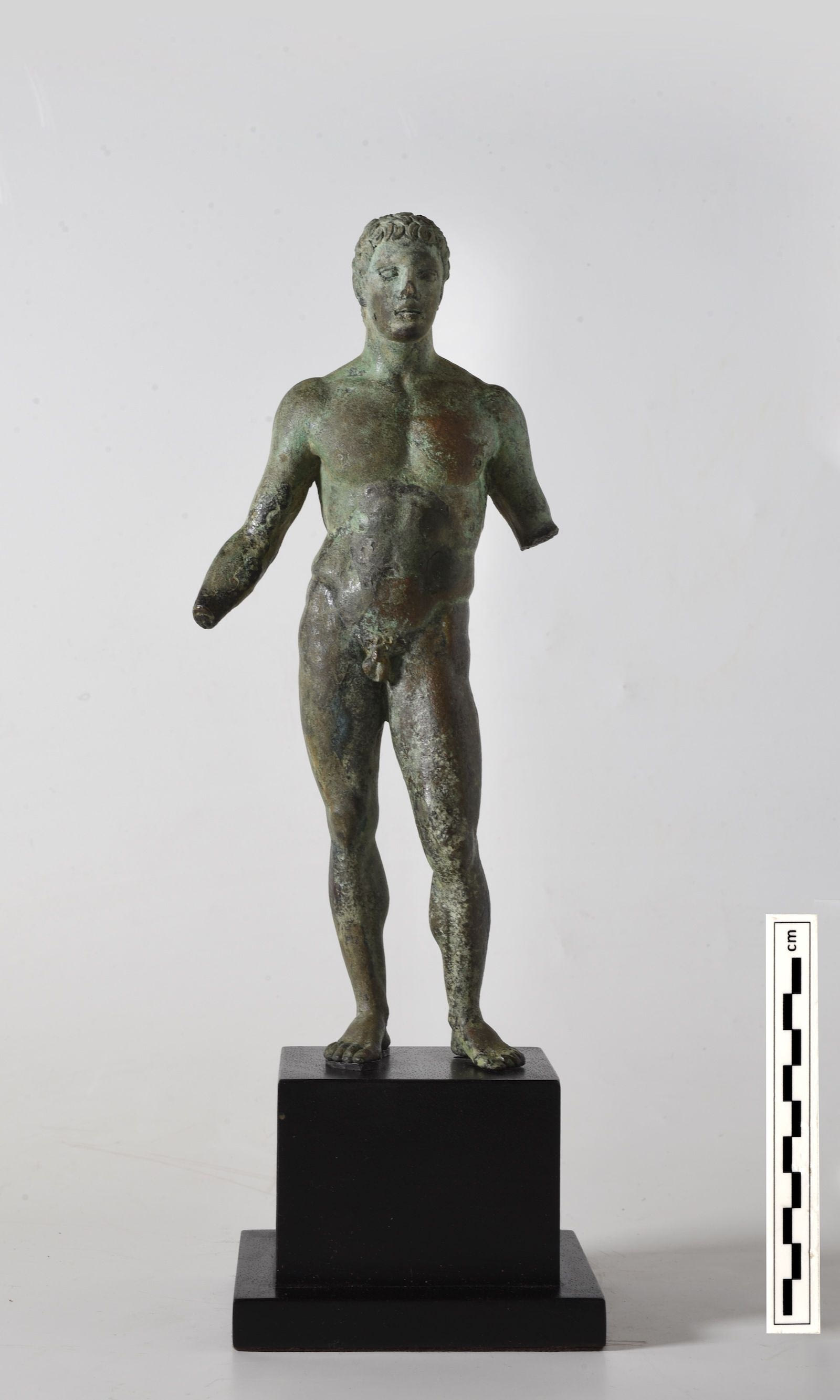 Χάλκινο αγαλμάτιο γυμνού νεαρού άνδρα, πιθανόν αθλητή, ύψους 0,24μ. 