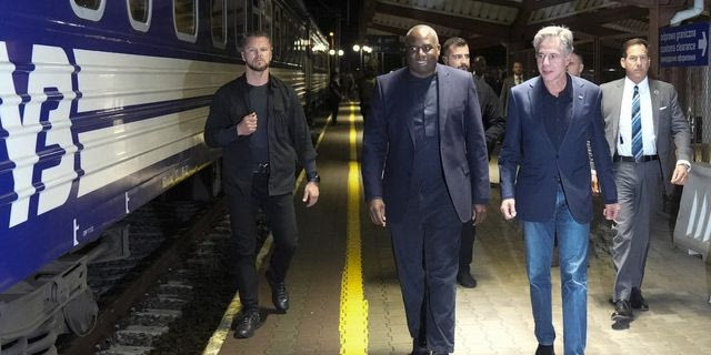 Μπλίνκεν: Η επίσκεψή μας στο Κίεβο δείχνει τη δέσμευση της Δύσης για τη “νίκη” της Ουκρανίας