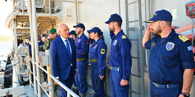 Επίσκεψη Δένδια στη φρεγάτα “Σπέτσαι” ενόψει του απόπλου της για την επιχείρηση “Ασπίδες”