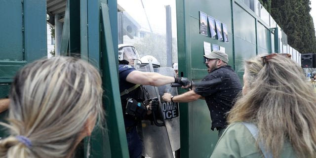 Διαμαρτυρία εκπαιδευτικών στο υπ. Παιδείας