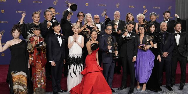 Ο Hiroyuki Sanada, στο κέντρο, νικητής του βραβείου για τον καλύτερο ηθοποιό σε δραματική σειρά για το "Shogun", ποζάρει στην αίθουσα Τύπου με την ομάδα του "Shogun"