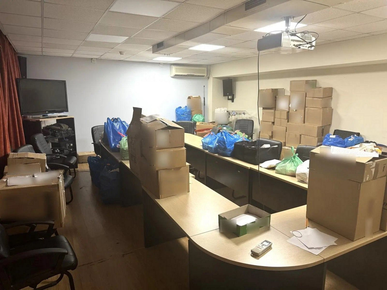 Μέρος των κατασχεθέντων από τις έρευνες για την απάτη σε βάρος του ΕΟΠΥΥ.