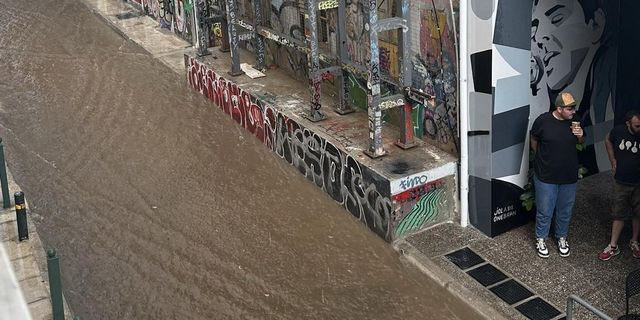 Κακοκαιρία Atena: Πλημμύρισαν δρόμοι στα Εξάρχεια – Κλήσεις για αντλήσεις υδάτων