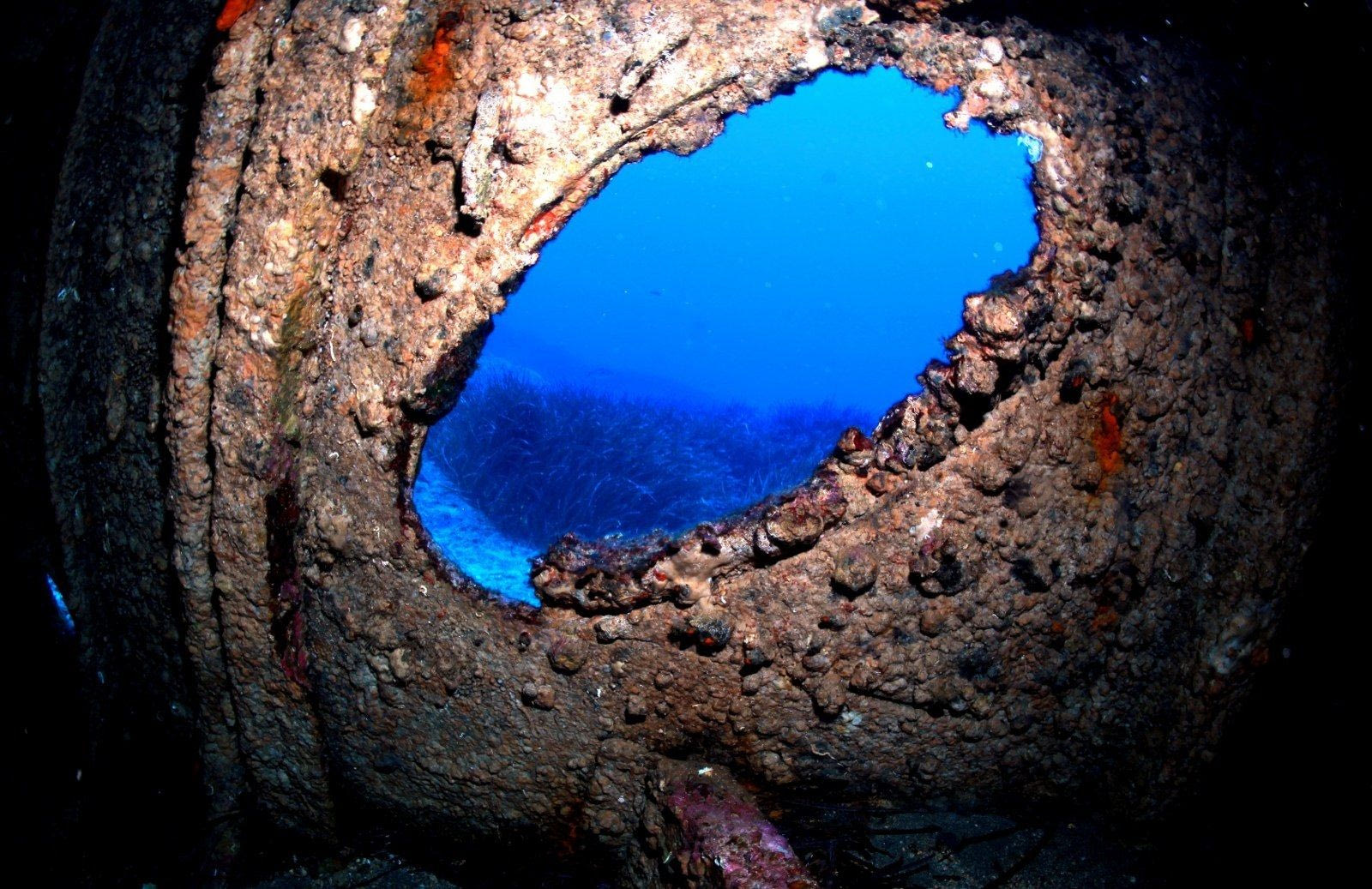 Eικόνες από το ατμόπλοιο ΑΔΡΙΑΣ, το μοναδικό ναυάγιο της Φαλκονέρας, που βυθίστηκε πριν από 73 χρόνια μετά από προσάραξη.