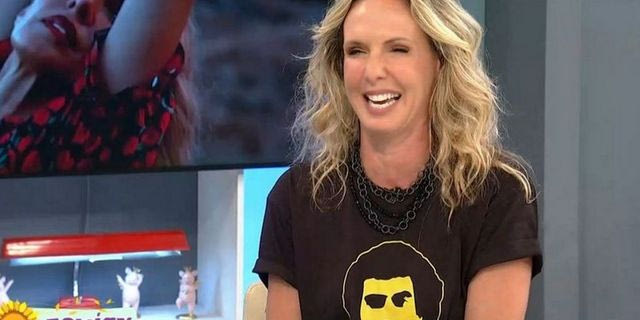 Η Εβελίνα Παπούλια εμφανίστηκε σε τηλεοπτική συνέντευξη με μπλούζα Νίκου Γκάλη