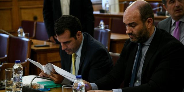 Πλεύρης και Μαρκόπουλος στοχοποιούν τους Ρομά με ερώτηση στη Βουλή
